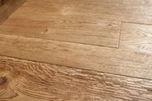 podłoga z prawdziwego drewna